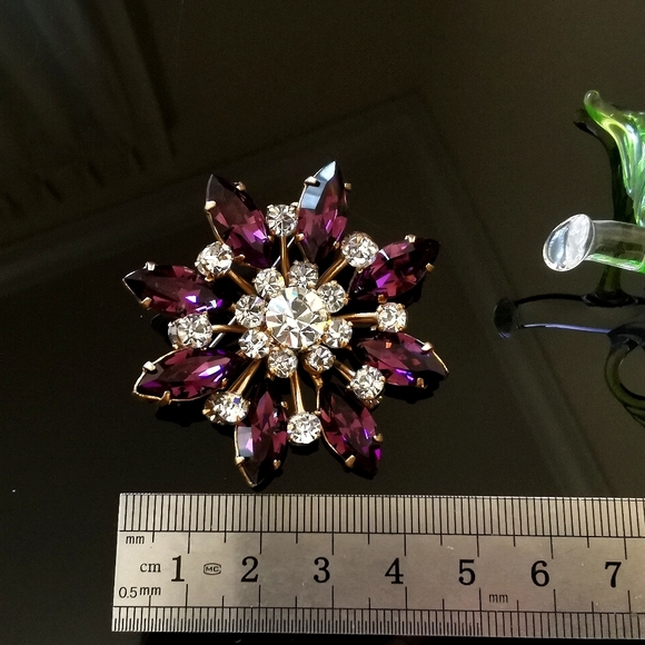 Vintage Austrian flower brooch with amethyst and clear rhinestones - Picture 2 of 8